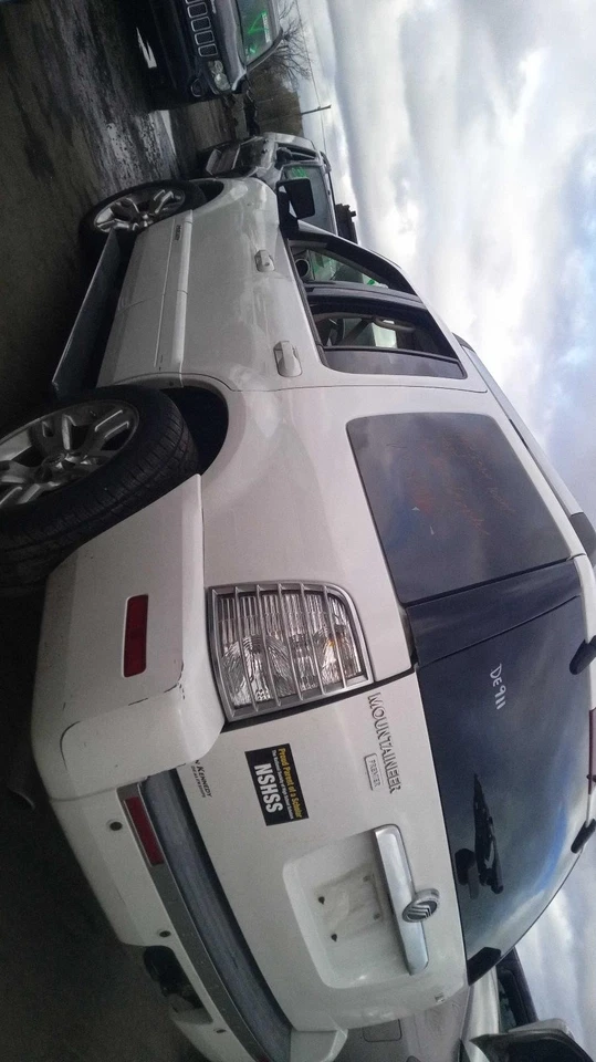 2010 Mercury Mountaineer Right Fender Tan Good Condition with Antenna - Image 4 of 4
