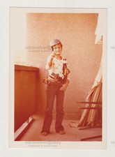 Carino bambino bambino giocattolo pistola fucile snapshot vecchia foto