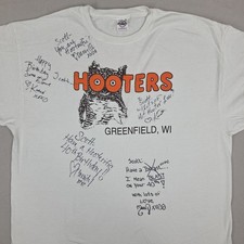 Hooters T-Shirt Greenfield WI Signed By Hooters Girls Men's 2XL Scott Birthday