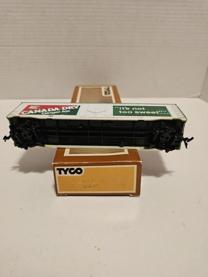 3 HO TYCO Advertising Cars Canada Dry, Green Giant, Chiquita - Image 4 of 4