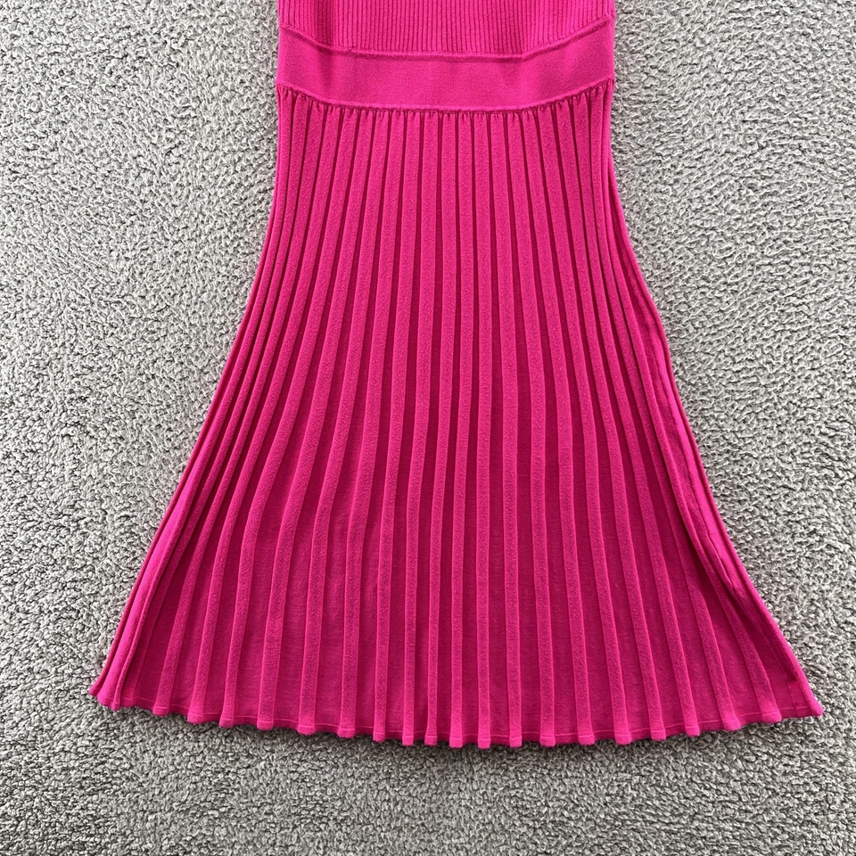 Vestido Milly Grande Rosa Plisado Sin Mangas Tejido Elástico Cuello en V Calce Swingy Acampanado Foto 3 de 4