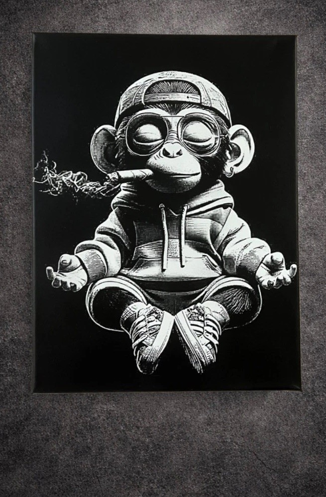 Cadre singe yoga pour relooker un mur blanc triste
