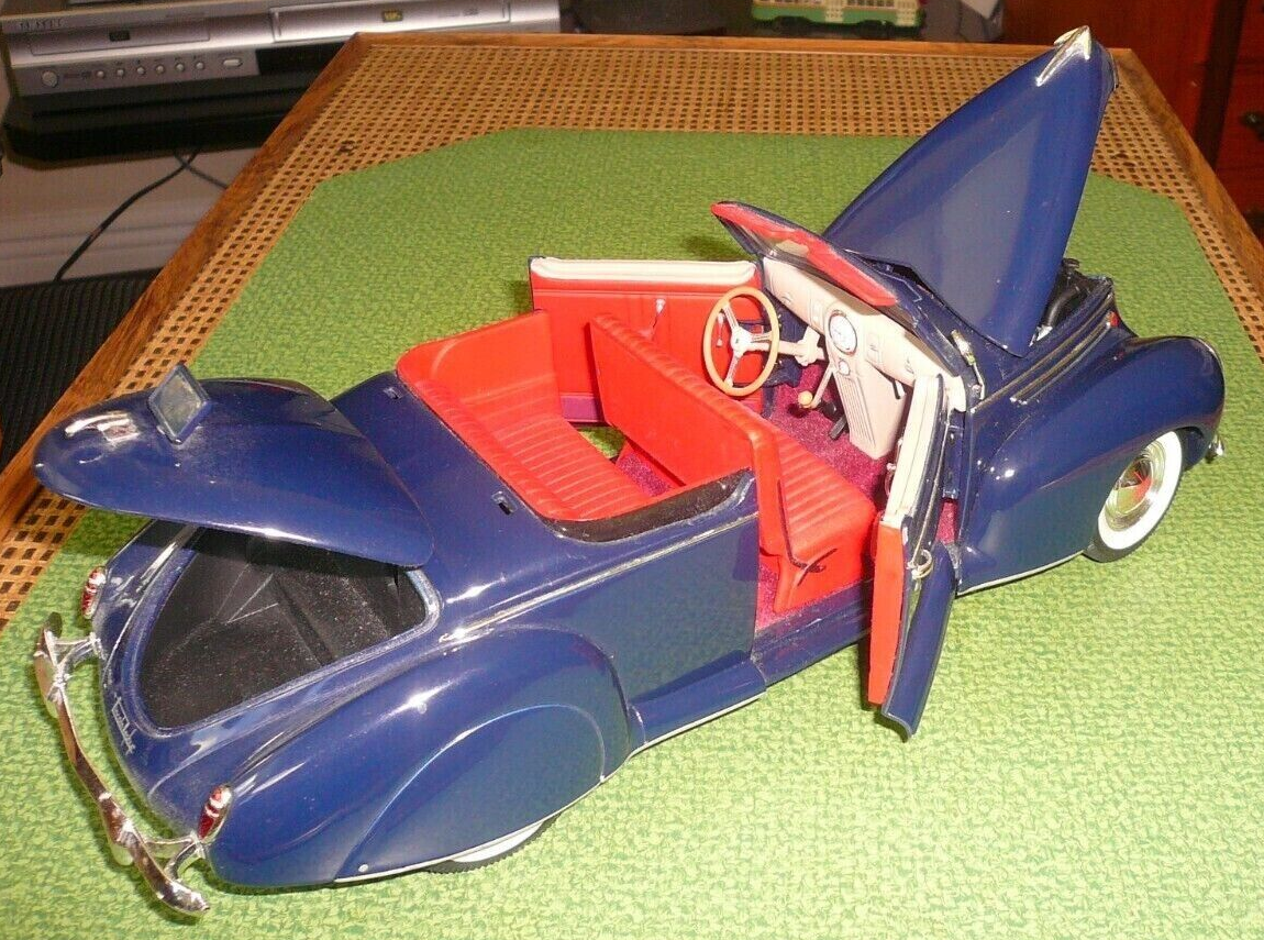1/18 ( DS ) 1939 Lincoln Zephyr convertible a displayed item , it