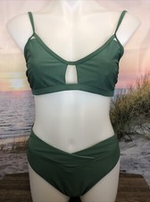NWT Cupshe Two Piece Swimsuit Size Medium Green Hole Front