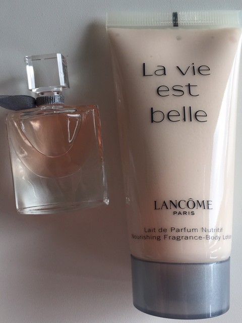 la vie est belle travel set