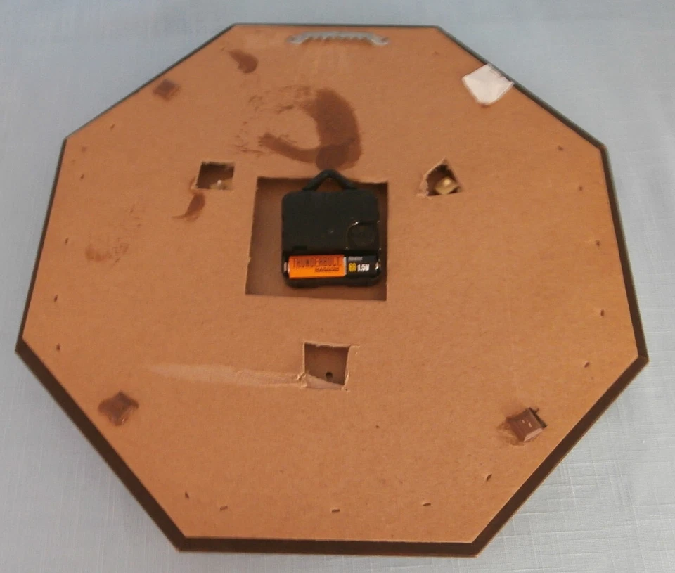 VINTAGE NEW HAVEN 13" X 13" OCTAGONE RETRO STYLE QUARTZ WOOD & BRONSE WALL CLOCK - Image 3 of 4