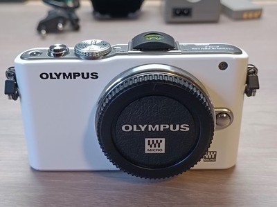 OLYMPUS PEN Lite E-PL3 - Nur Body - weiss - Zubehörpaket - Bitte lesen!