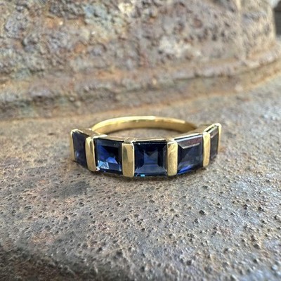 18k Gelbgold 2,63ctw Quadrat Stufe Saphir 5 Steine Kanal Bar Set Bandring