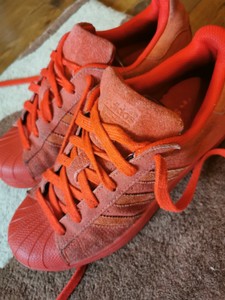 red superstar trainers