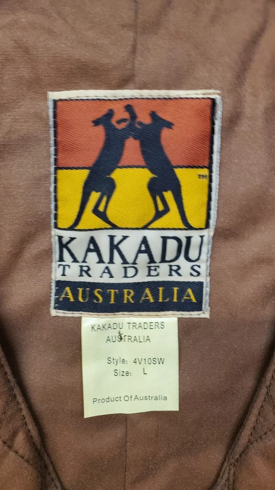 NEW Kakadu Traders Oilskin Cloth Vest Men L Brown 4V10SW NWT MADE IN AUSTRALIA Foto 2 de 4