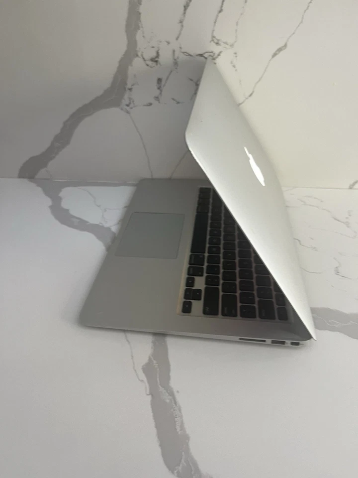 Apple MacBook Air 13" (A1369) 2.13GHz Core 2, 4GB Ram, 250gb Ssd, High Sierra - Image 2 of 4