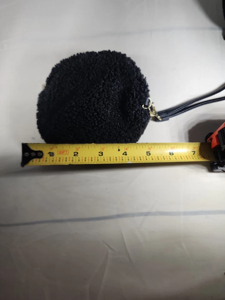 Bolsa Muñequera City Streets Negra Sherpa Cara de Gato - Monedero Redondo Difuso, Cremallera Foto 3 de 4