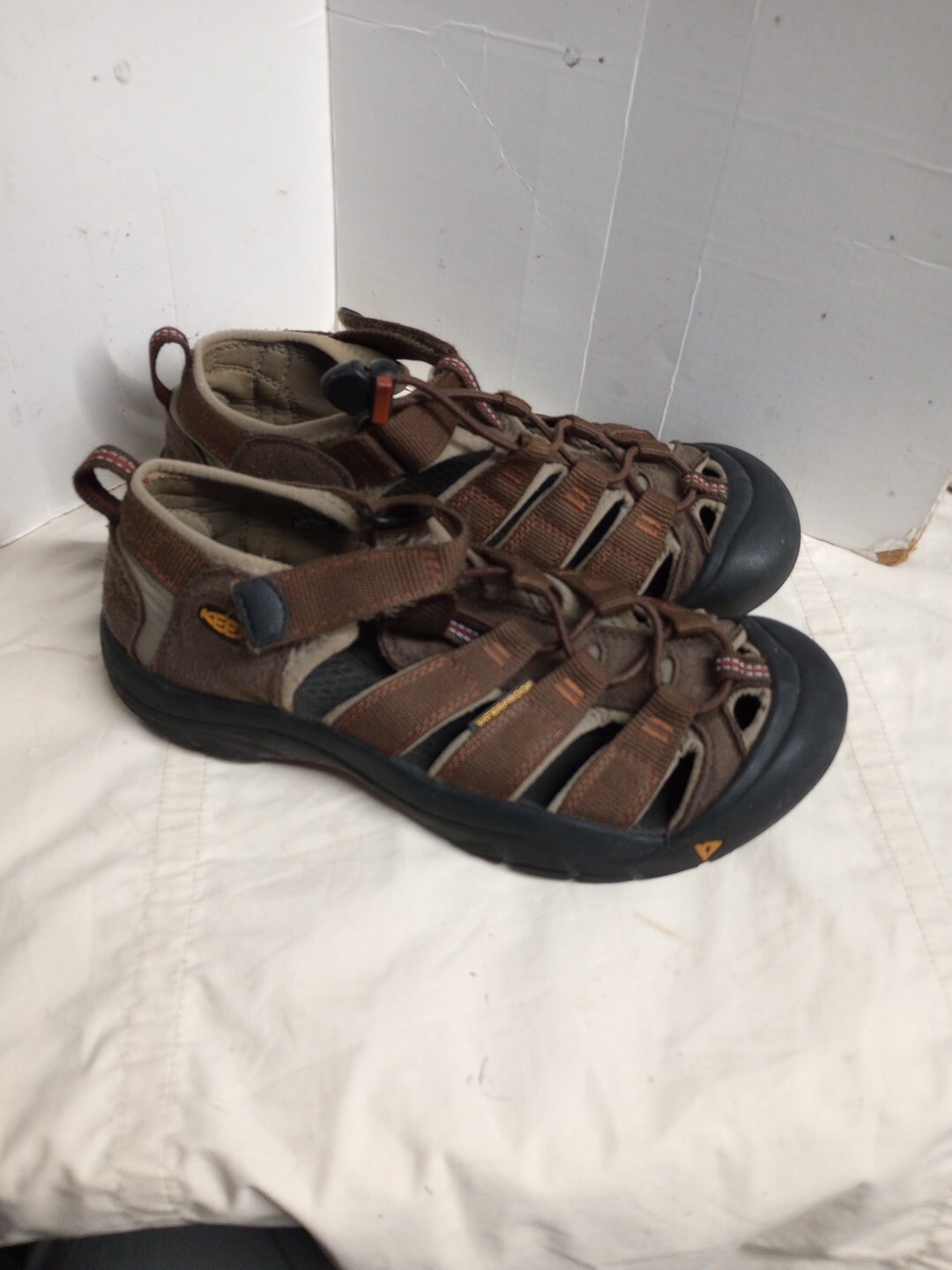 Sandali da trekking marroni Keen Newport da uomo taglia 5