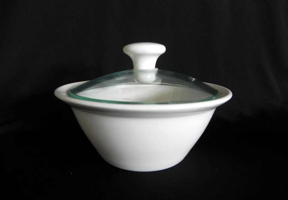 Maxwell & Williams WHITE BASICS Arrocera con Tapa de Vidrio 5.5" Foto 2 de 4