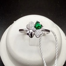 ANELLO QUADRIFOGLIO IN ORO BIANCO 18 KT. TIT. 750 CON SMERALDO E BRILLANTI.