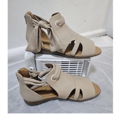 Comfortview Women's Beige Bow Zip Sandals Fabric Lining Faux Leather Size 10 W