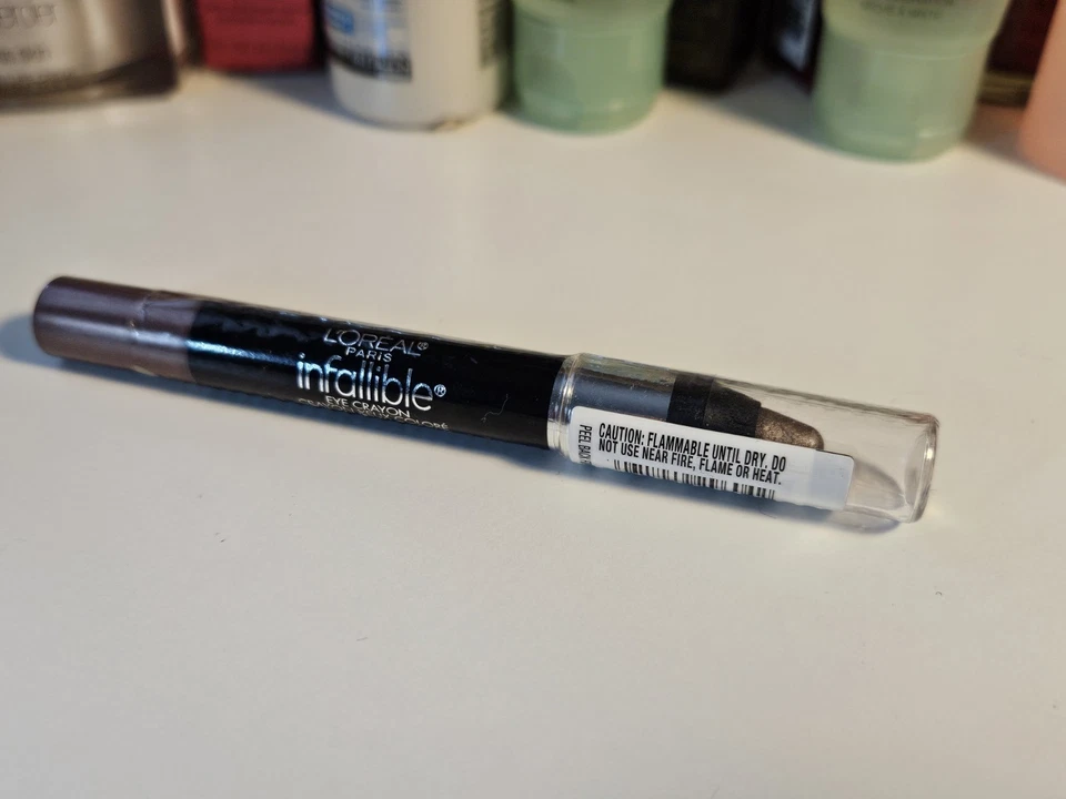 L'Oreal Infallible Eye Shadow Crayon 702 IMPRESSIVE BROWN 0.10oz - Image 3 of 3