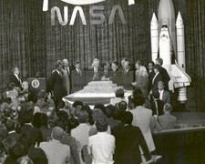 PRESIDENT RONALD REAGAN AND NASA CREW AT 25TH ANNIVERSARY 1983 8X10 PHOTO