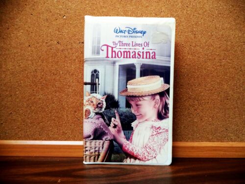 DISNEY'S THE THREE LIVES OF THOMASINA (VHS 92 7297) CLAMSHELL, Patrick McGoohan - Picture 1 of 5