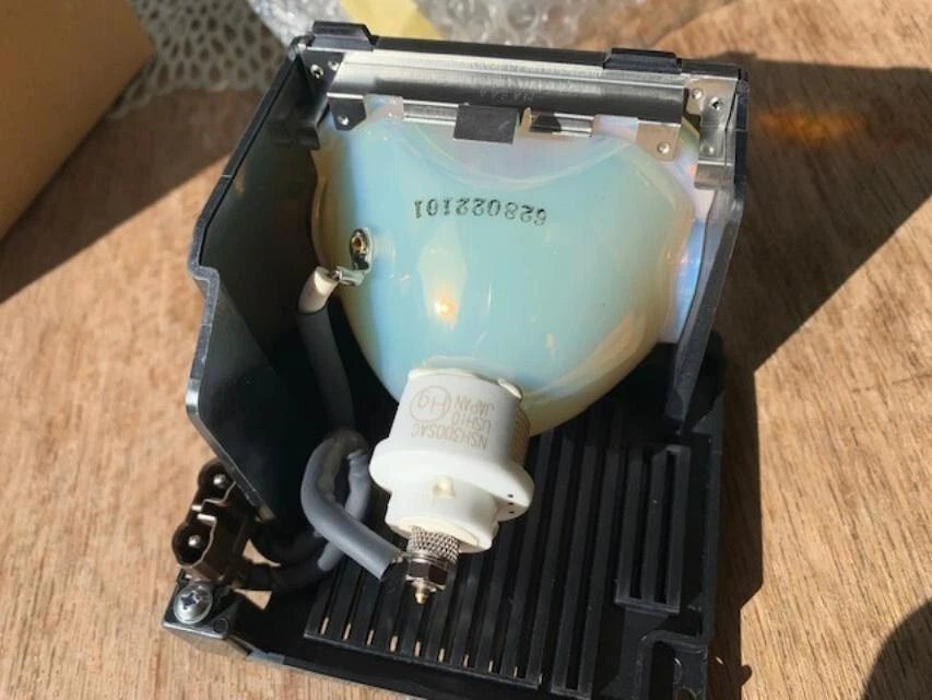 NEW GENUINE OEM SANYO POA-LMP81 / POA-LMP98 / 610-314-9127 Projector Lamp , Bulb - Image 4 of 4