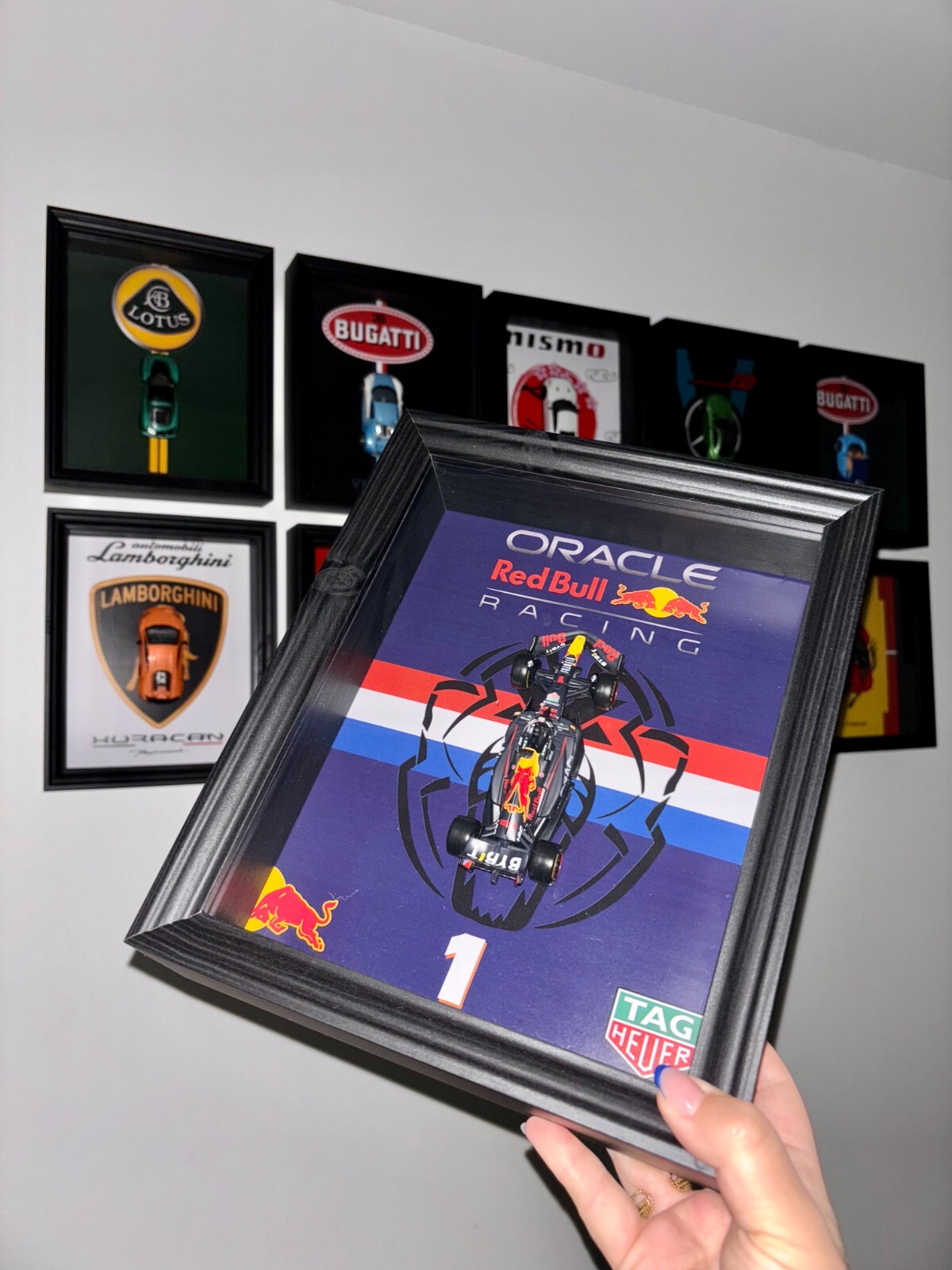 Cadre photo Formule 1 Red Bull avec voiture miniature de Max Verstappen à l'échelle 1/43