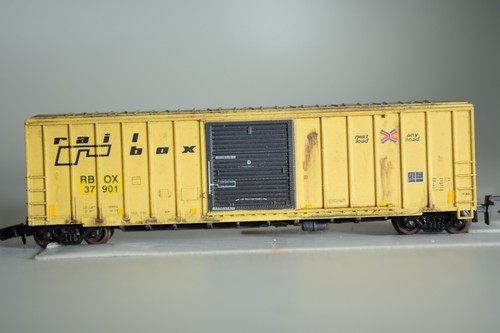 42079 Escala N MDC ROUNDHOUSE 50' RIBB SIDE BOX CAR RBOX RAILBOX DESGASTADO | Zustand: New