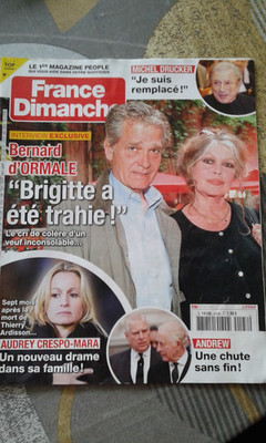 REVUE*FRANKREICH SONNTAG*BRIGITTE BARDOT/OBISPO/JEANNE MAS/PALMADE/SAGAWA