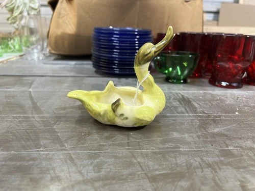 Hulls Pottery USA Chartreuse Green Swan # 80 Vintage 1950's