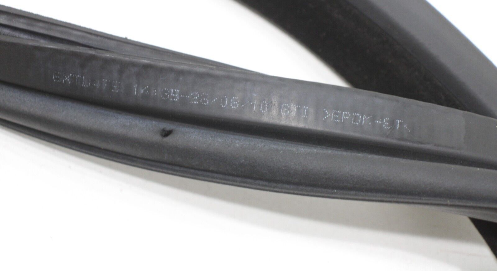 2010 - 2019 ASTON MARTIN RAPIDE TRUNK DECK LID BODY WEATHERSTRIP SEAL OEM