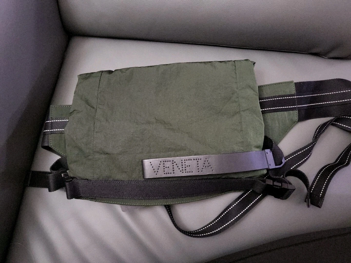 Borsa a tracolla vita uomo Bottega Veneta in nylon verde scuro 1150$.Made in Italy