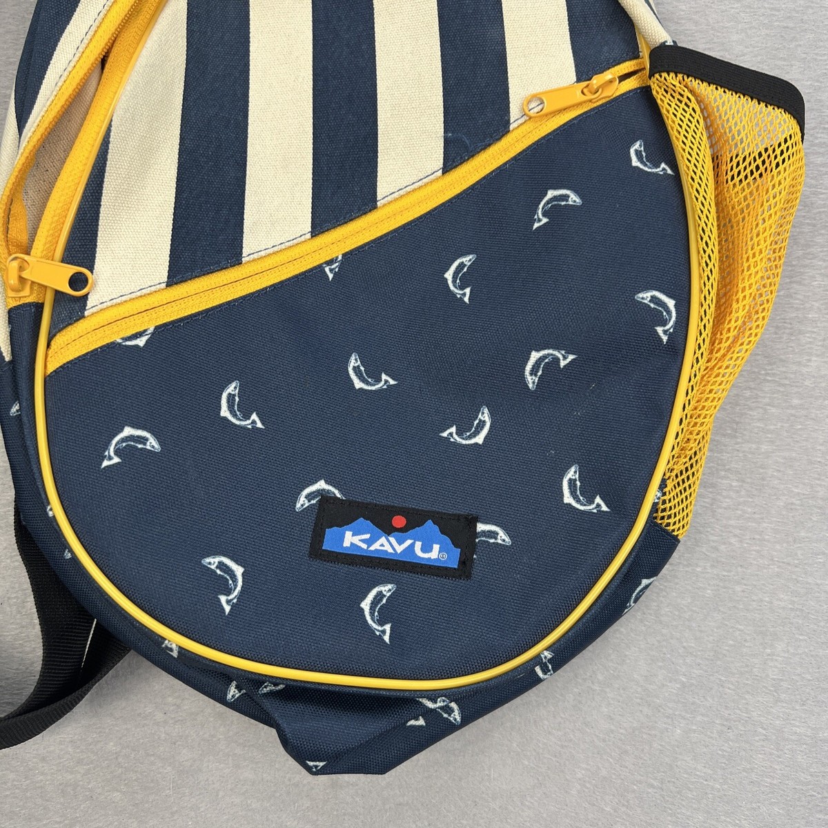 Kavu Rope Sling Crossbody Bag Teardrop Backpack Striped Fish  display picture 1