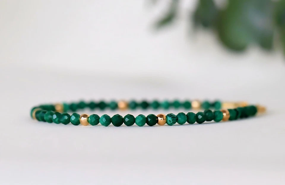 Brazalete con cuentas de malaquita verde natural relleno de oro de 18 quilates piedra de nacimiento de mayo  Foto 3 de 4