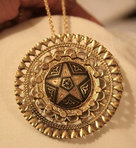 Striking Open Heart Raised Damascene Starburst Star Goldtone Necklace Brooch OB