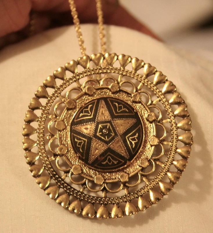 Striking Open Heart Raised Damascene Starburst Star Goldtone Necklace Brooch OB