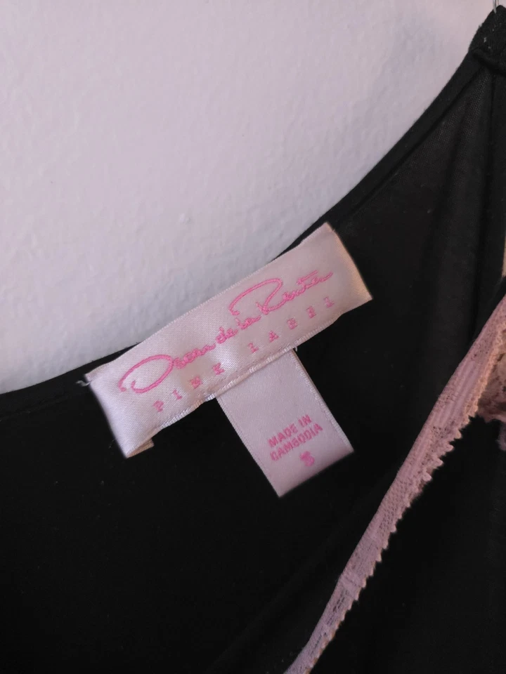 Camisola Oscar de la Renta etiqueta rosa pequena preta com acabamento em renda vestido slip lingerie - Imagem 3 de 3