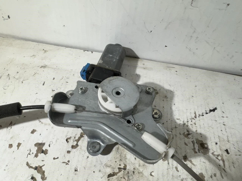 2004-2008 Suzuki Forenza Passenger Front Power Window Regulator OEM - Image 4 of 4