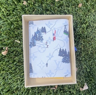 LOUIS VUITTON Monogram World Tour ボックス Louis Vuitton Monogram World Tour Passport Holder Ski Resort White