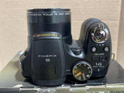 Fujifilm FinePix S2800HD 14 MP Digital Camera 18x Wide