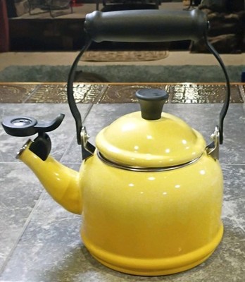 Le Creuset Yellow Enamel Whistling Tea Kettle 1.25 qt Electric/Gas/Induction