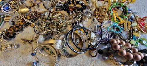 7.2 lbs Lot of Assorted Costume Jewelry - Rings Bracelets Necklaces Pendants - Photo 5/10