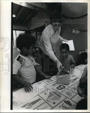 1976 Press Photo Allison Swift teaches youngsters through learning aids.