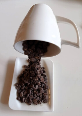 Schwebende Cafetasse mit Bohnen - Kunstkeramik - Handarbeit - Z: sehr gut