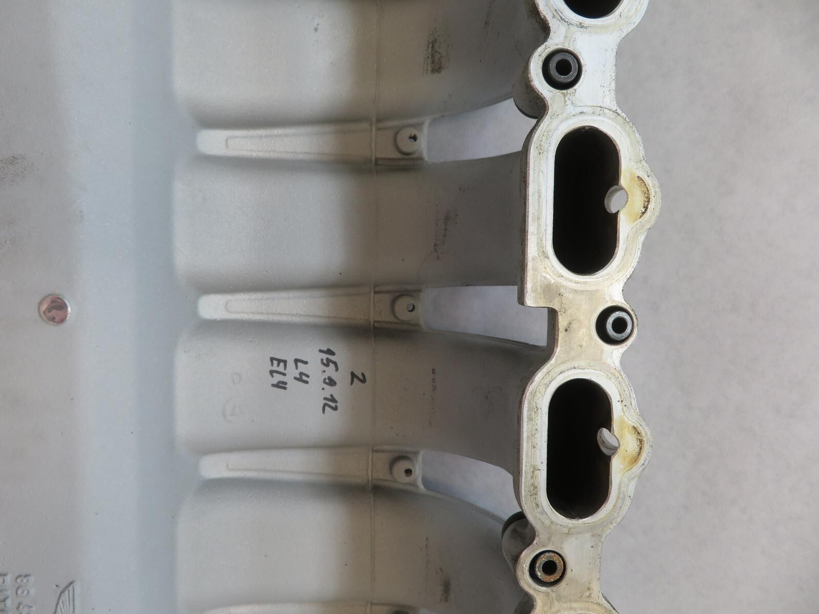 2012 ASTON MARTIN RIGHT PASSENGER UPPER INTAKE MANIFOLD PLENUM OEM 8G439424CA