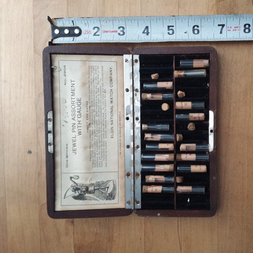 Assortimento spille gioielli vintage Elgin National Watch Company con scatola calibro lunga 6,5 - Foto 22 di 24