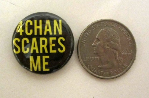 4CHAN SCARES ME Jacket Hat Lapel Button Pin Black Yellow - 第 1/1 張圖片