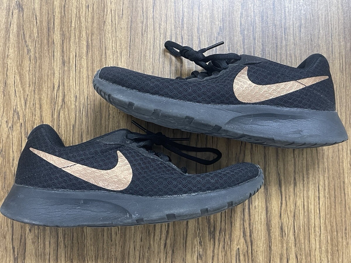 nike black and gold tanjun