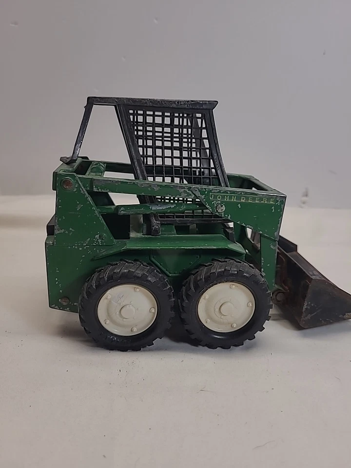 Minicargadora ETRL John Deere verde con cabina negra, caja de arena especial Foto 3 de 4