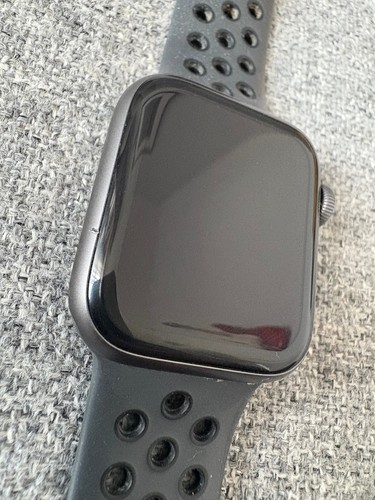 Apple Watch Series 4 (GPS + Cellular, 40mm case, Model A2007) - Picture 3 of 4