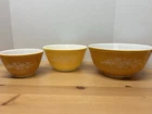 Pyrex 3 PC Nesting Mixing Bowl Set Butterfly FLOWER Butterscotch & Gold