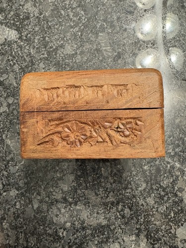 Caja de recuerdo de baratija de joyería de madera tallada a mano de colección con incrustaciones florales India - Imagen 6 de 8